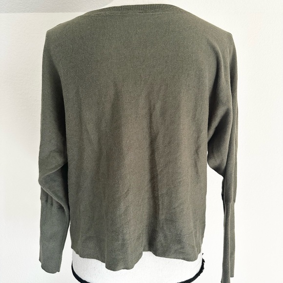 Cabi Pullover Sweater Olive Green Cropped Top Size Large Long Sleeve - Picture 3 of 7